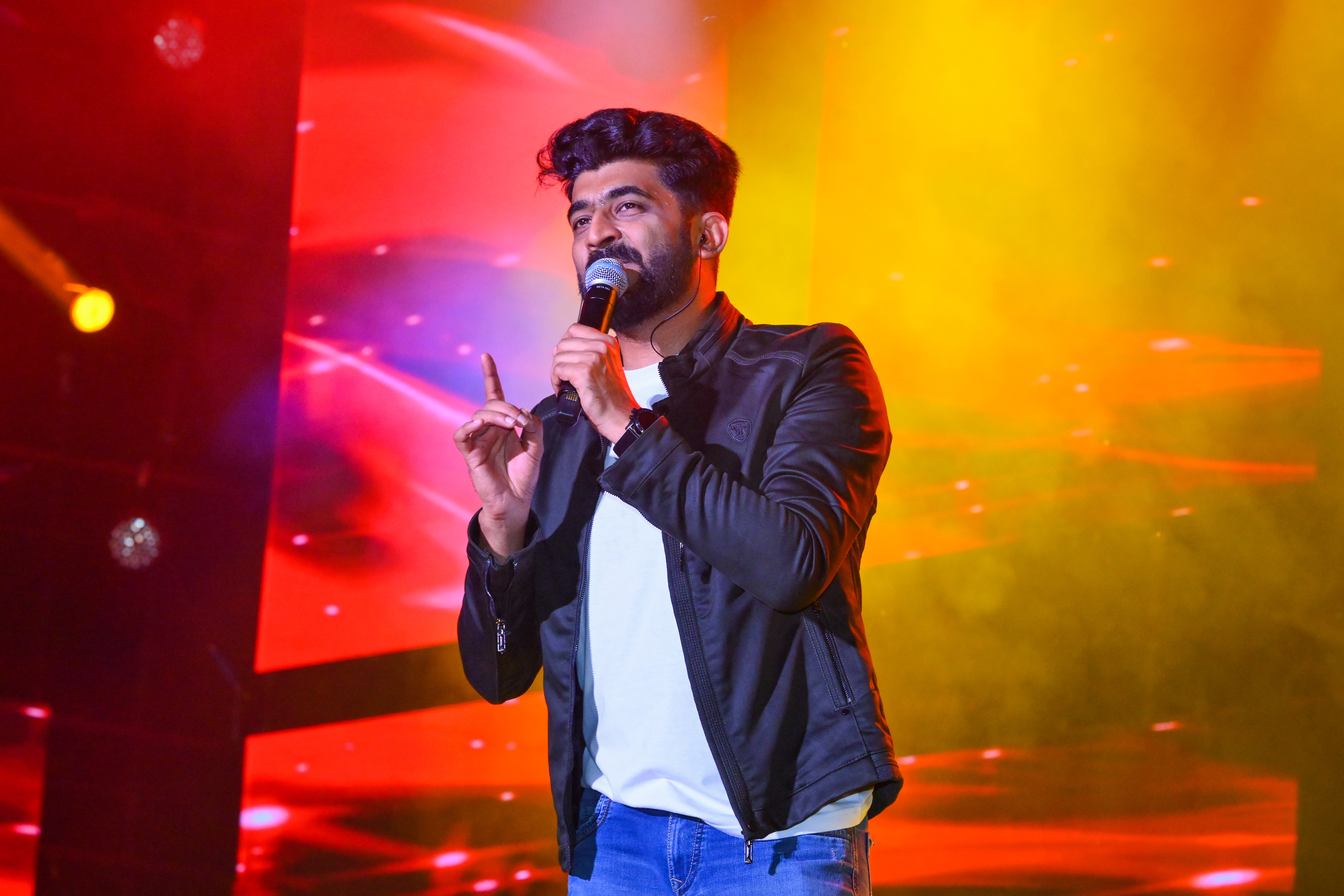 Two men on a stage

AI-generated content may be incorrect.